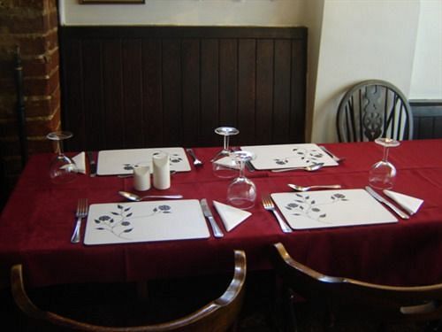 Отель The Fox & Hounds Суиндон Экстерьер фото