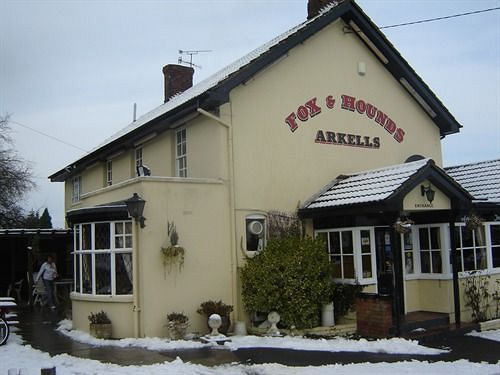 Отель The Fox & Hounds Суиндон Экстерьер фото