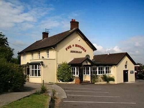 Отель The Fox & Hounds Суиндон Экстерьер фото